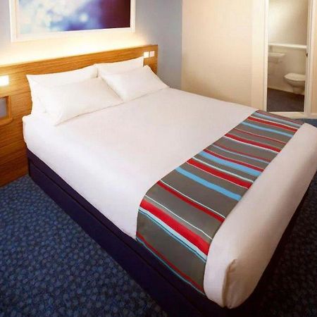 Travelodge London Teddington Eksteriør billede