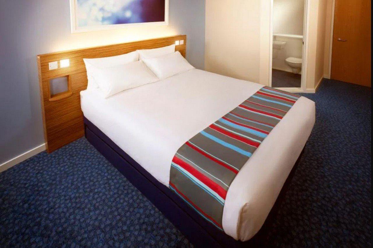 Travelodge London Teddington Eksteriør billede