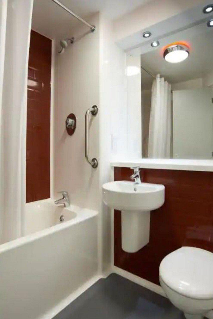 Travelodge London Teddington Eksteriør billede