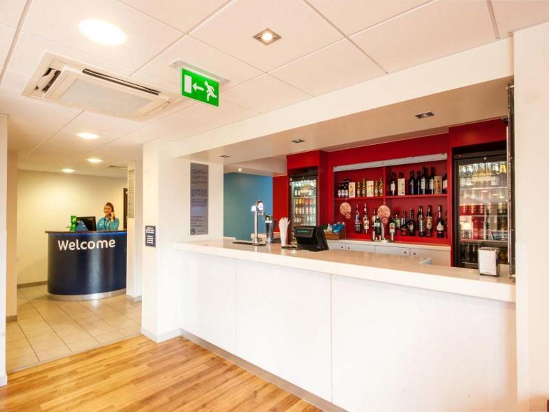 Travelodge London Teddington Eksteriør billede