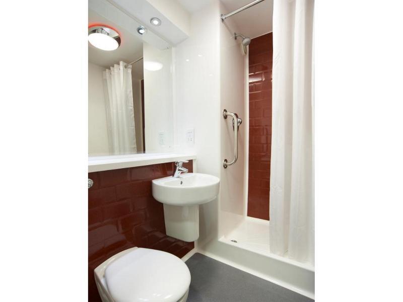 Travelodge London Teddington Eksteriør billede