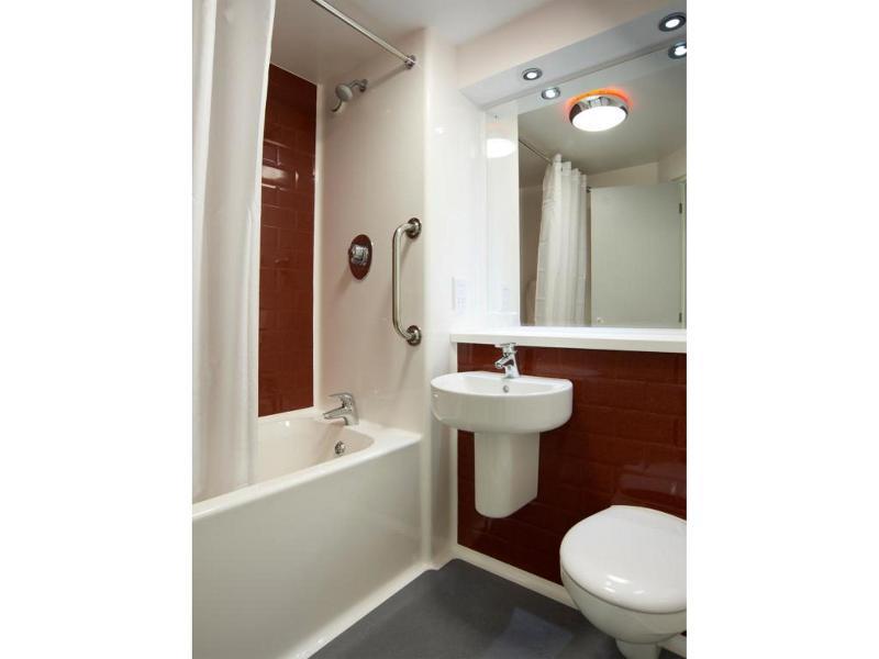 Travelodge London Teddington Eksteriør billede