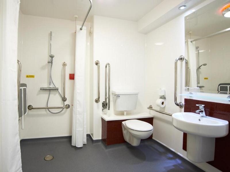 Travelodge London Teddington Eksteriør billede