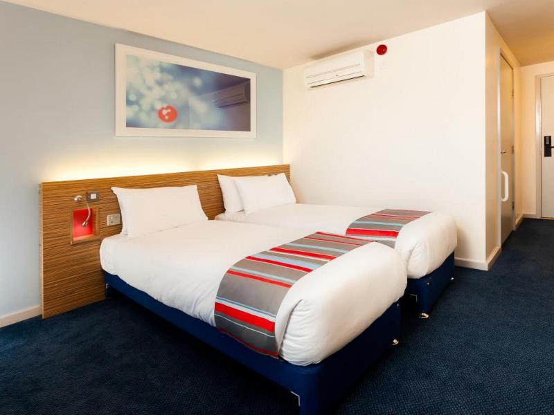 Travelodge London Teddington Eksteriør billede