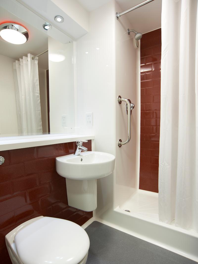 Travelodge London Teddington Eksteriør billede