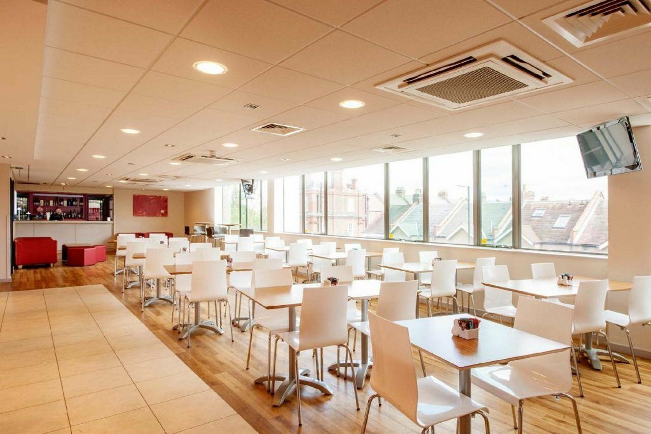 Travelodge London Teddington Eksteriør billede