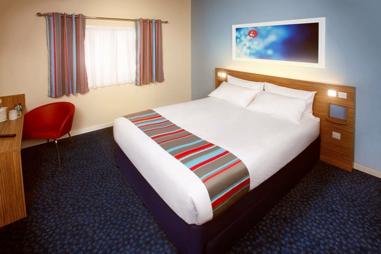 Travelodge London Teddington Eksteriør billede