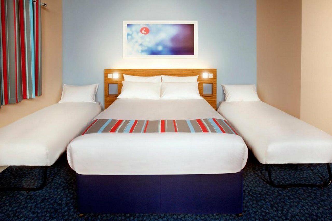 Travelodge London Teddington Eksteriør billede